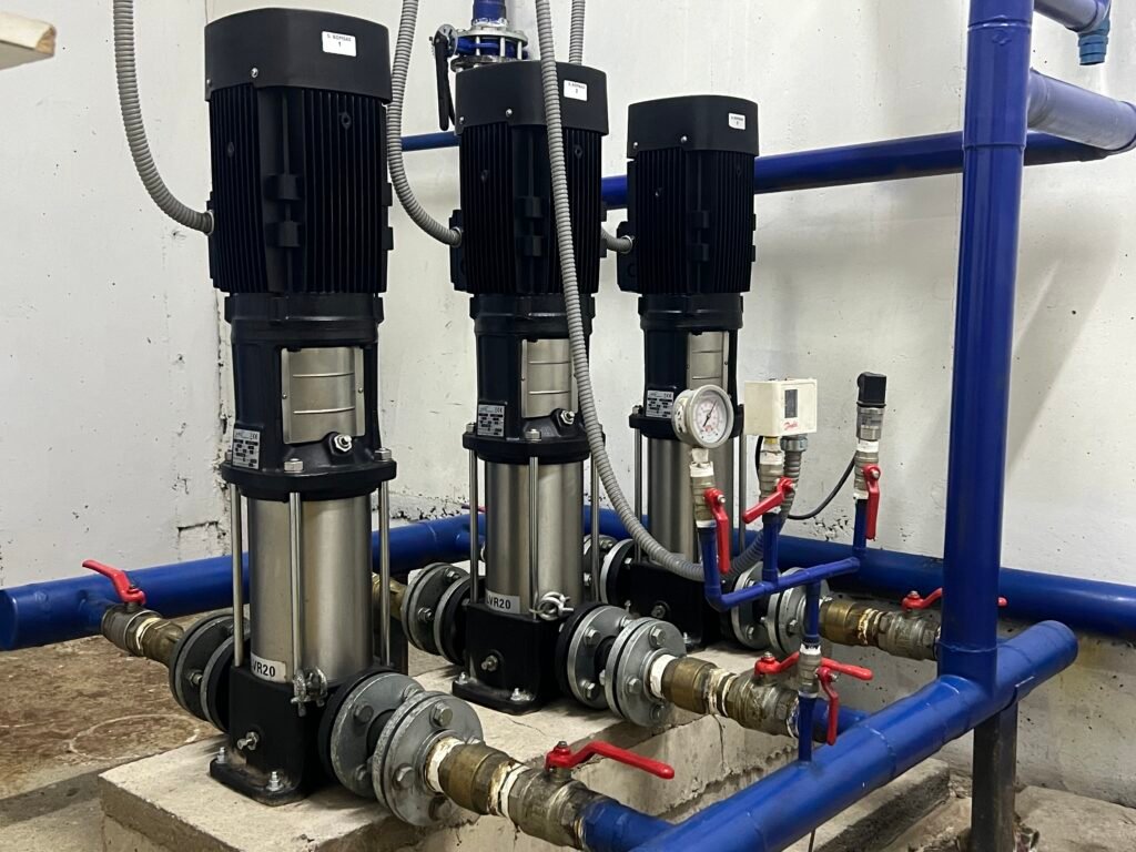 sistema hidráulico en sala de bombas en edificio